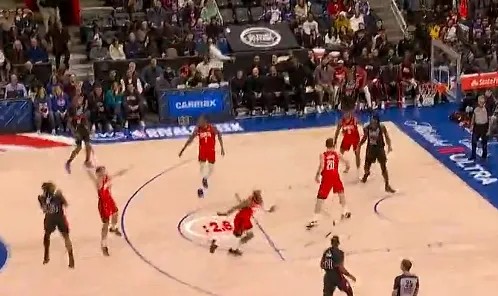 开云体育官方网-霍兰德内突外投连得5分，活塞打出一波13-1反超比分